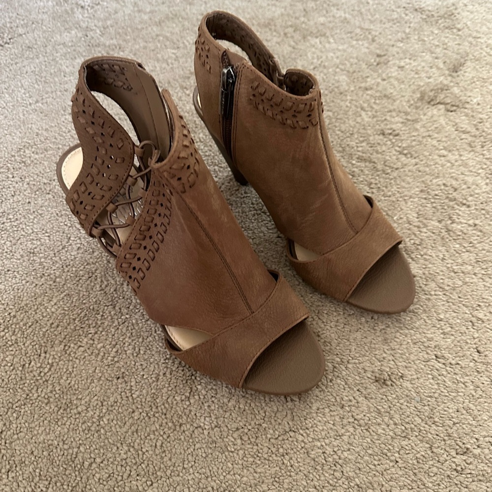 🆕 Vince Camuto Size 6.5 Dark Taupe Heel